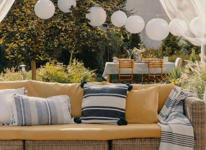 Lampki i lampiony są świetnymi dodatkami na taras w stylu boho