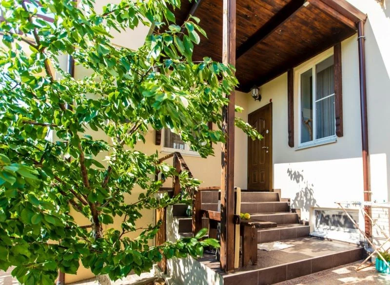 Posadzenie drzewa owocowego, dorastającego do maksymalnie 2-3 metrów i łatwego w formowaniu, to bezpieczna opcja tuż obok domu