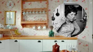 Ciepła, przyjazna i przytulna kuchnia Julii Child była wnętrzarskim wzorem do naśladowania. Fot.123RF.com/en.wikipedia.org, Lynn Gilbert, CC BY-SA 4.0