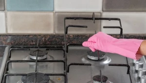 Czyszczenie rusztu kuchenki gazowej jest niezbędne dla utrzymania jej bezpieczeństwa i wydajności.