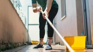 Sprzątanie balkonu i tarasu po zimie będzie jeszcze prostsze, gdy sięgniesz po skuteczny środek do mycia płyt i fug tarasowych.