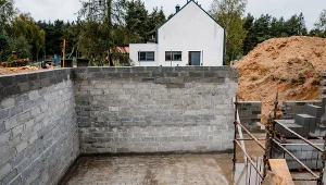 Dziś piwnica jest traktowana jako pomieszczenie gospodarcze. Może pełnić wiele funkcji, dlatego projektując dom, należy się nad nią zastanowić.