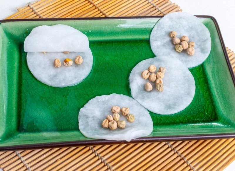 Moczenie nasion przyspiesza proces kiełkowania, co pozytywnie wpływa na wzrost siewek