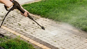 Czyszczenie podjazdu i płytek po ziemie to zabieg, który poprawi estetykę przestrzeni wokół domu. Nie warto go pomijać.