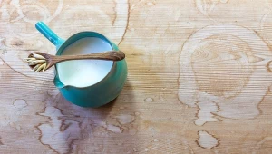 Jak usunąć plamy z drewna i drewnianej podłogi? Poznaj niezawodne domowe sposoby