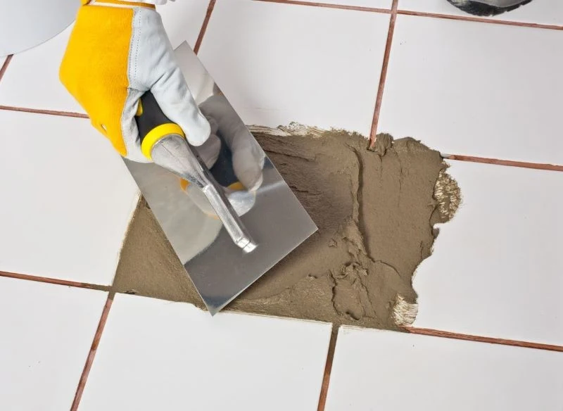 Niewielkie dziury w kafelkach można ukryć