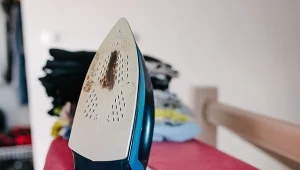Dlaczego żelazko się przypala? Wystarczy zbyt wysoka temperatura, nieprawidłowo dobrana do materiału. Fot. 123rf.com/CanvaPro