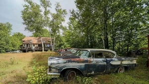 Drewniany dom w stylu myśliwskim – wnętrza z charakterem to nie wszystko, co dostanie nowy właściciel tej niezwykłej nieruchomości. Fot. Jam Press/East News