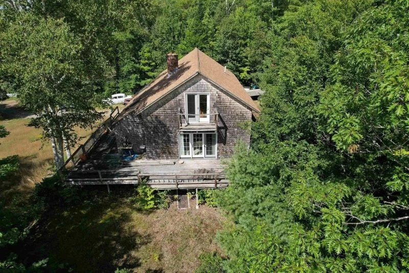 Leśna nieruchomość z lotu ptaka