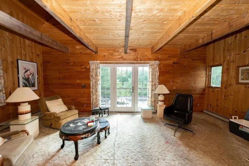 W salonie nie ma wielu mebli, ale te, które tam są, nowy właściciel może odnowić i zachować np