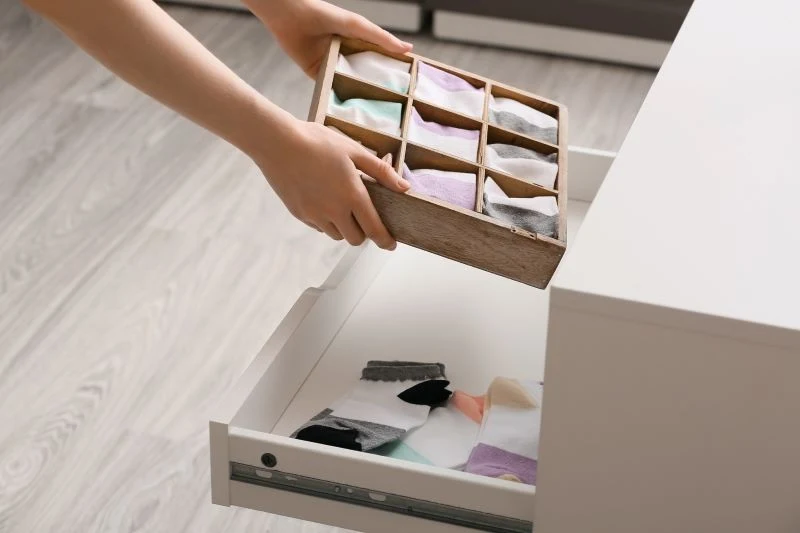 Organizacja ubrań i bielizny według Kondo pozwala łatwiej odnaleźć to, co potrzebne i eliminuje problem "upychania" rzeczy, które nie mają swojego ...