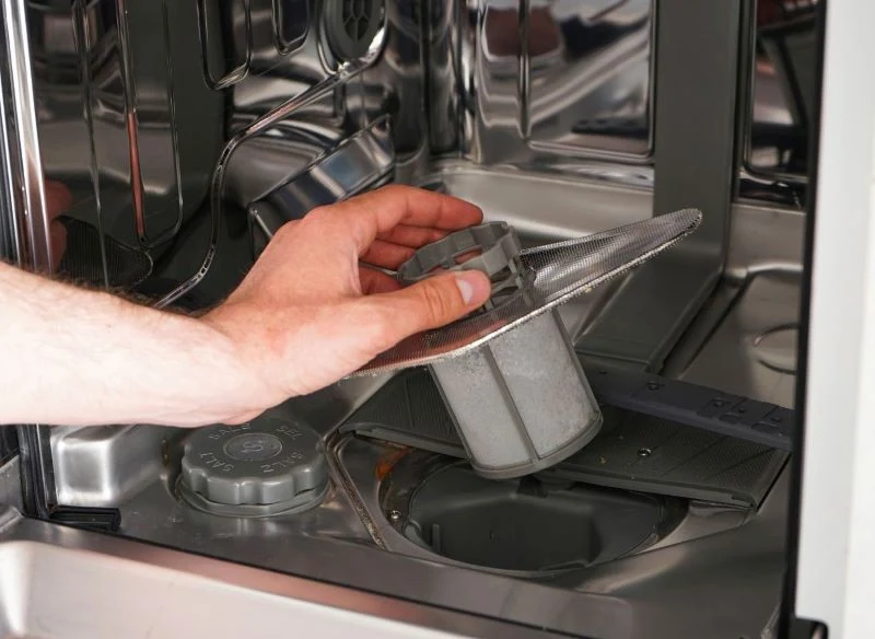 Nie zapominajmy o czyszczeniu filtra w zmywarce