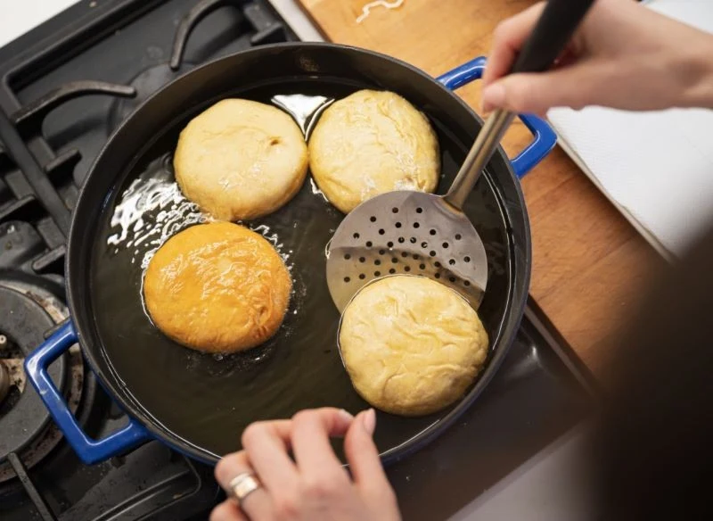 Zapach smażonego tłuszczu można usunąć domowymi sposobami