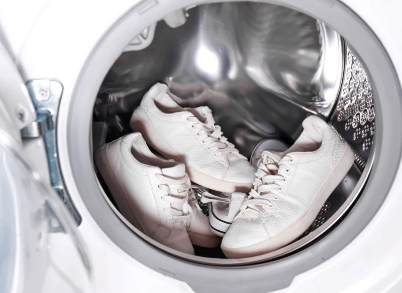 Białe trampki można prać w pralce, ważne jest, aby nie powtarzać tego zbyt często