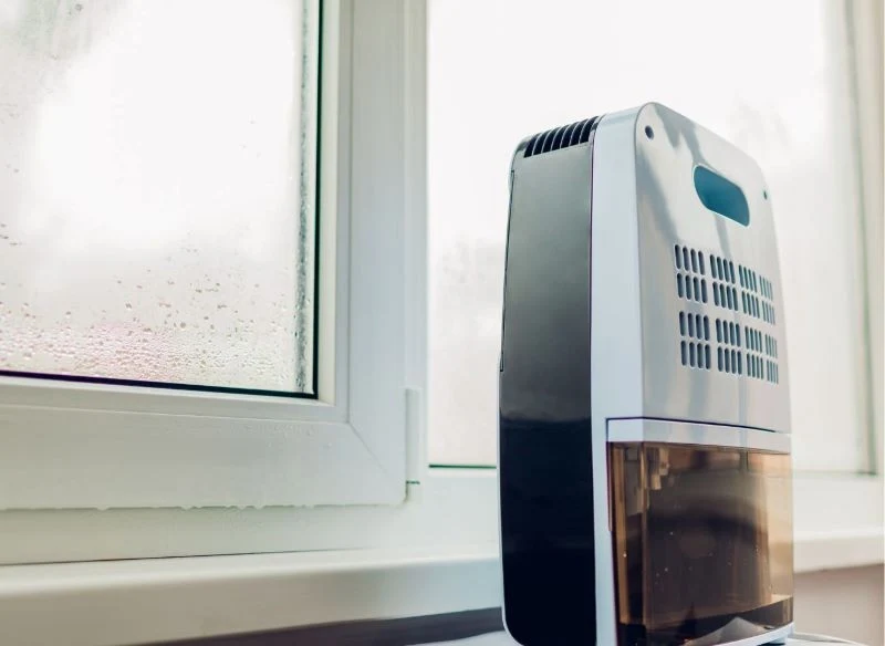 W okresie największej kumulacji pary warto włączać osuszacz powietrza