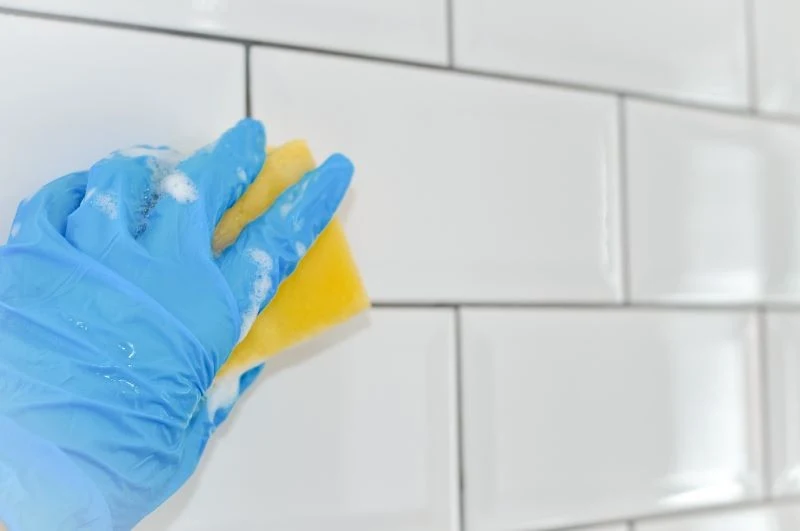 Nawet w pozornie czystej łazience na fugach może rozwijać się grzyb