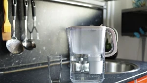 Na dnie  i na górze dzbanka filtrującego wodę często zbiera się kamień. Jak go usunąć?