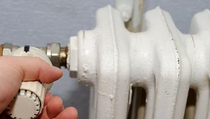 Sąsiad skręcił grzejniki, a ty ciągle dogrzewasz mieszkanie i dokładasz do rachunków? Sprawdź, co możesz z tym zrobić.