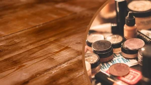 Do niebyt głębokich zarysować w drewnianej podłodze można zastosować kilka domowych metod.