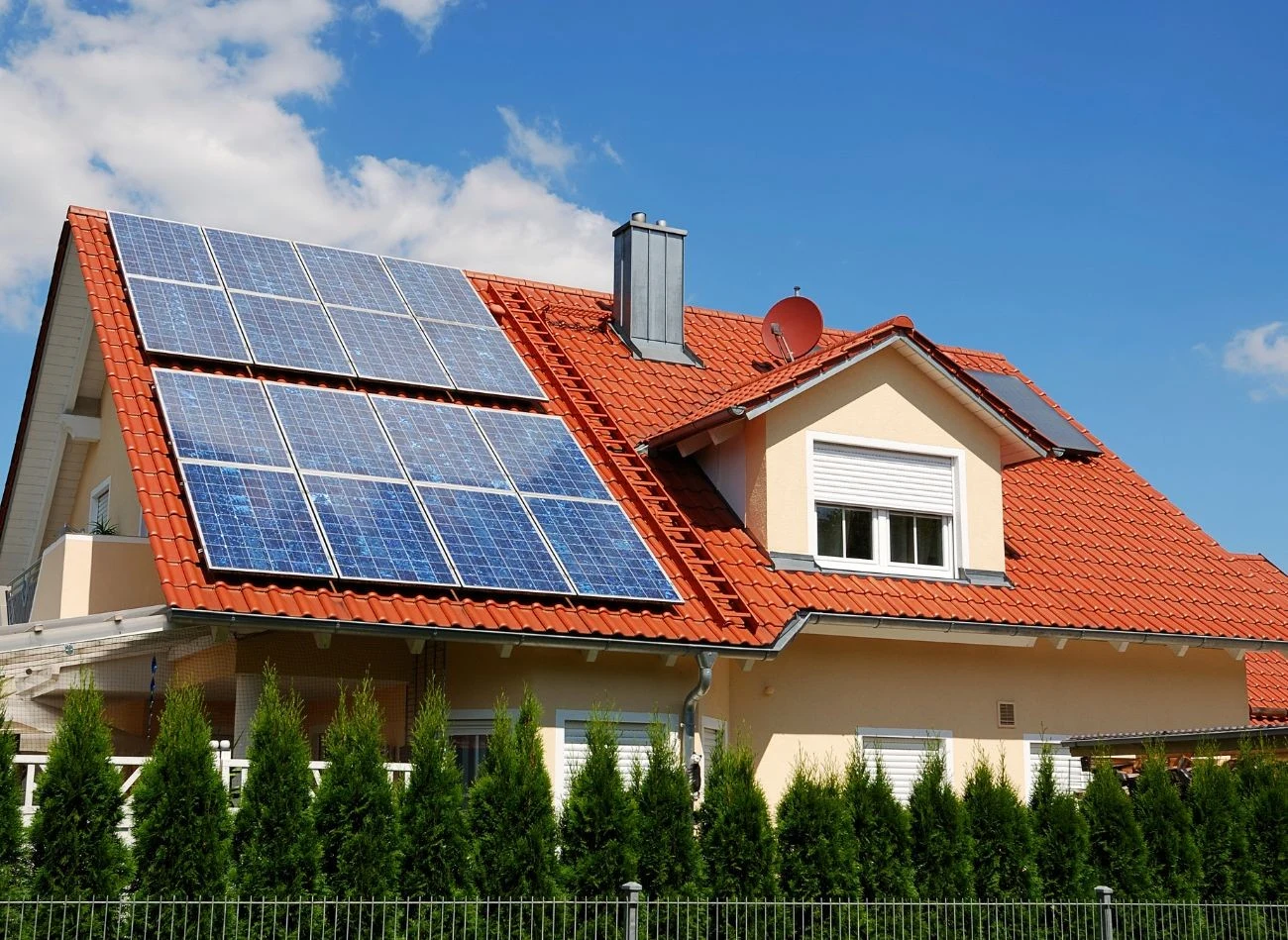 Panele fotowoltaiczne to inwestycja, która pomaga obniżyć rachunki za prąd