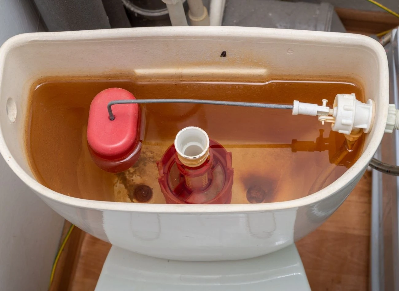 Nieregularne czyszczenie spłuczki może prowadzić nie tylko do nawarstwiania się kamienia i bakterii, ale również awarii