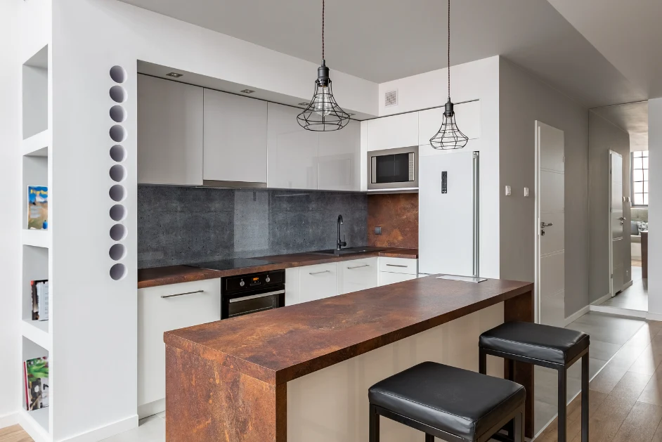 Otwarta kuchnia jest rozwiązaniem regularnie stosowanym w niewielkich mieszkaniach, gdzie przestrzeń jest na wagę złota