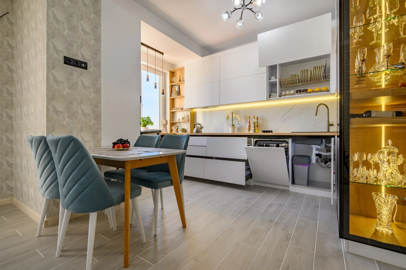 Ciekawym kompromisem między otwartą a zamkniętą kuchnią może być kuchnia półotwarta