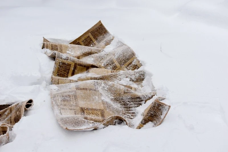 Trzepanie dywanów na śniegu to patent, który stosowały już nasze babcie