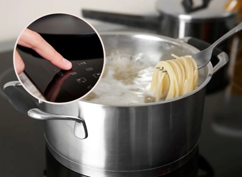 Zamiast gotować makaron 15 minut, gotuj krócej i pozostaw w gorącej wodzie