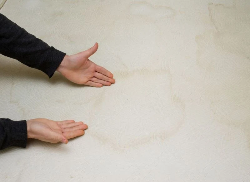 Głównym powodem powstawania żółtych plam na materacu są ludzkie wydzieliny