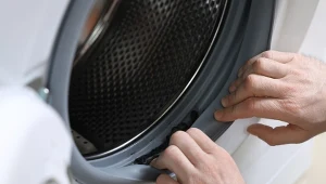 W uszczelce pralki gromadzą się kamień i śmierdzący szlam.