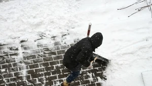 Odśnieżając prywatną posesję trzeba pamiętać o przylegającym do niej chodniku./East News