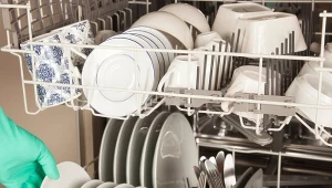 Zwykłe kostki do zmywarki mogą nie domywać mocno zabrudzonych naczyń. Zrób domowy środek, a naczynia i sztućce będą jak nowe.