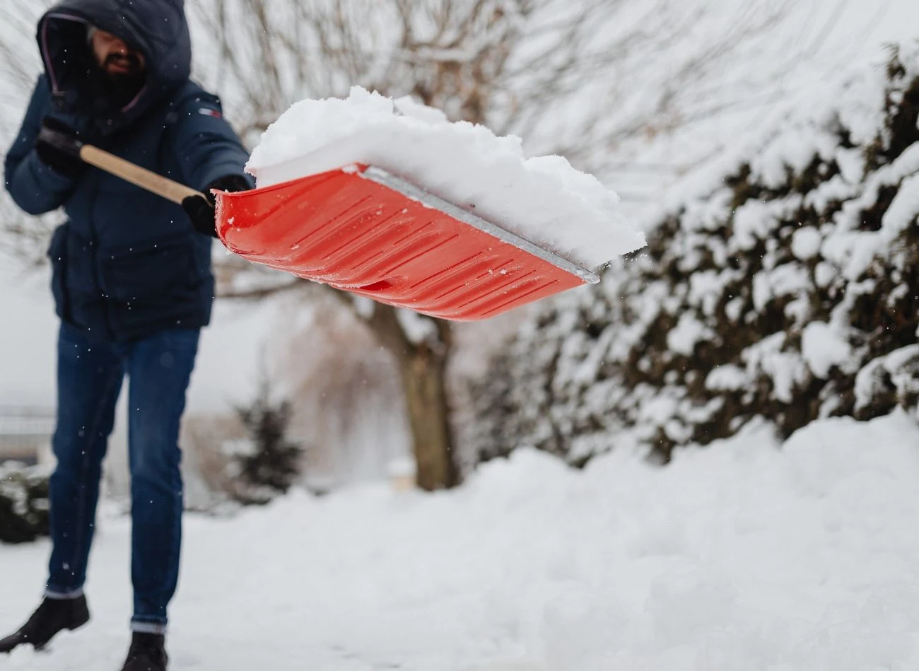 Właściciel posesji nie zawsze jest bezwzględnie zobowiązany do odśnieżenia chodnika przed nią