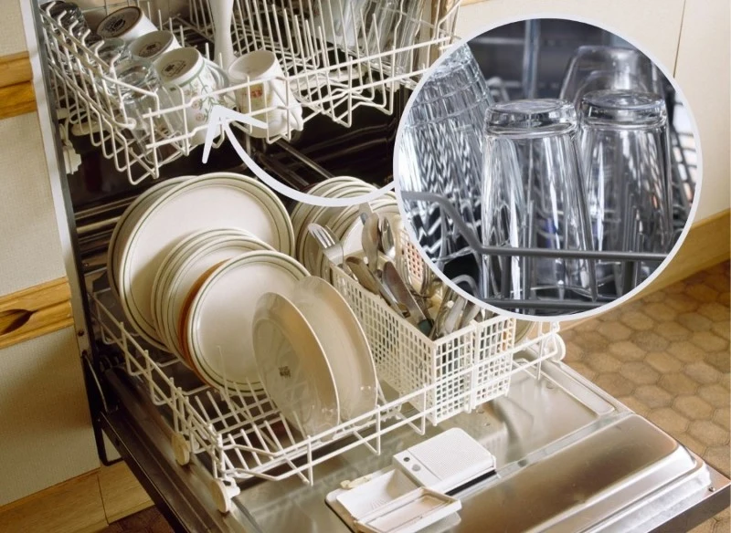 Zmatowione szkło lub biały osad na szklanych naczyniach to częsty problem podczas mycia w zmywarce