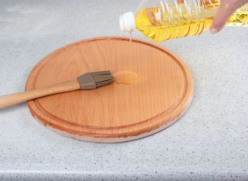 Do zaimpregnowania deski do krojenia wystarczy odrobina oleju