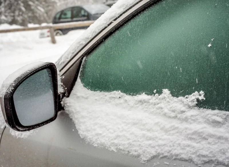 Zamarzanie szyb od wewnątrz to zjawisko naturalne