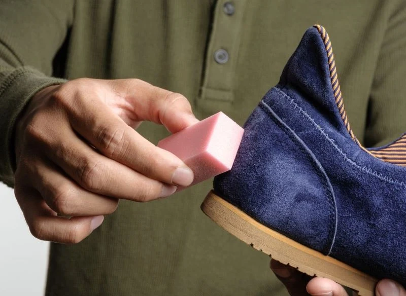 Specjalną gumką do butów łatwiej i bezpieczniej niż szczotką usuniesz zabrudzenia z szorstkiej skóry