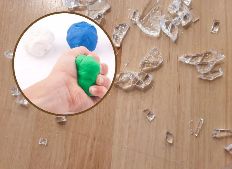 Plastelina pomoże zebrać drobne odłamki szkła, gdy nie masz odkurzacza ręcznego w pogotowiu