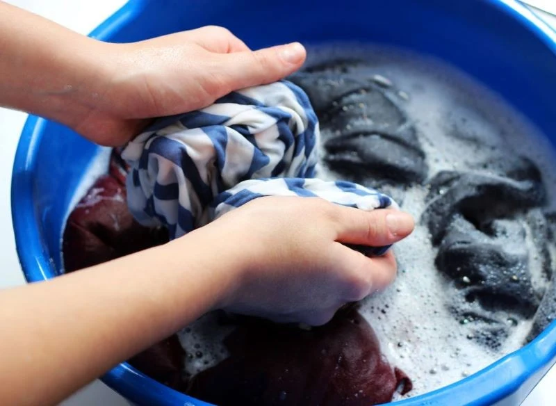 Namoczenie odzieży w wodzie z szarym mydłem ułatwi usunięcie plam