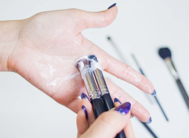 Pędzle stosowane do nakładania kosmetyków na twarz warto myć ekologicznymi środkami