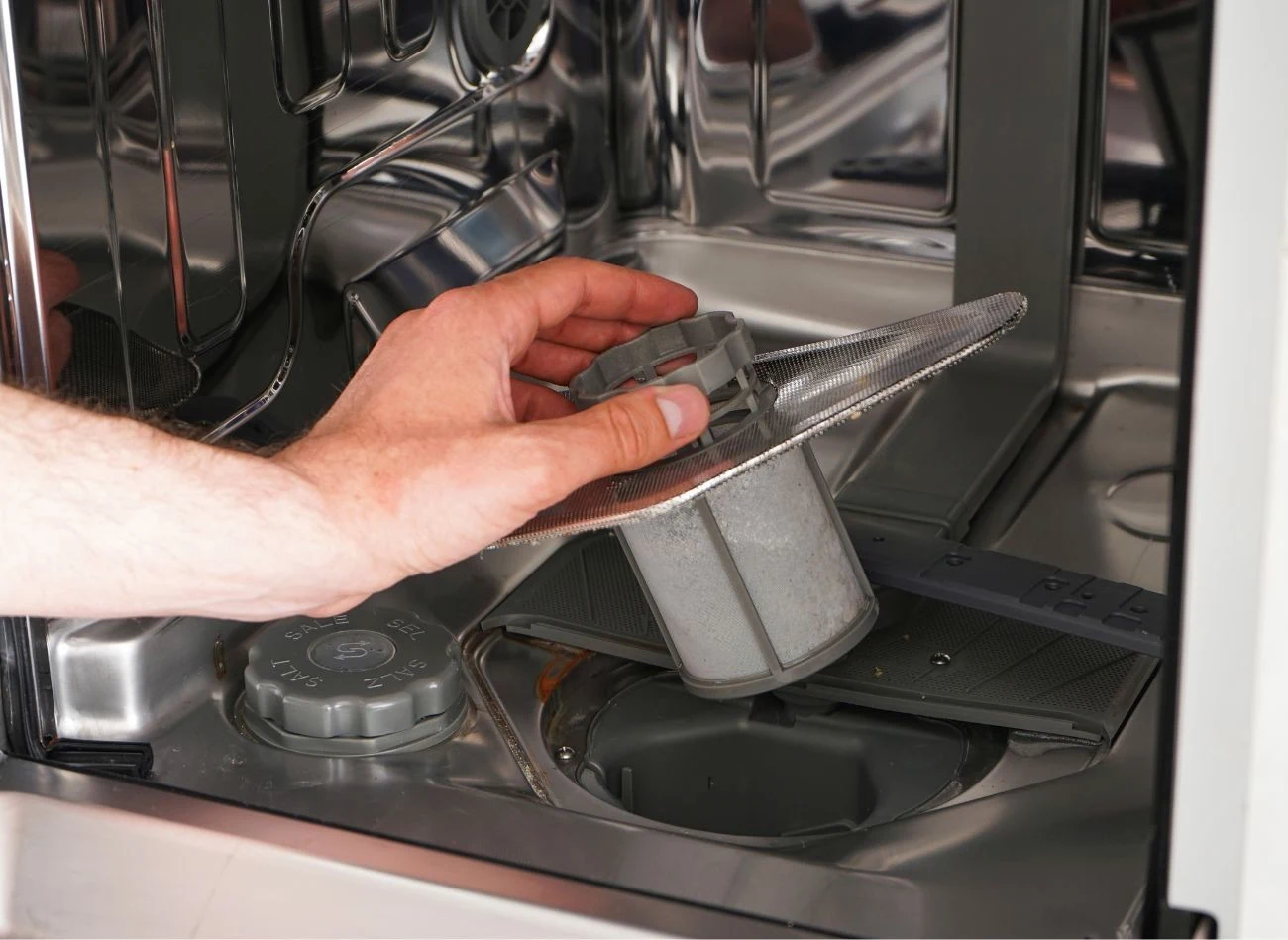 Zmywarkę trzeba regularnie czyścić, ma to duży wpływa na stan naczyń