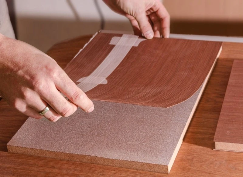 Oklejanie mebli w łazience pozwala odświeżyć ich wygląd i nadać im zupełnie nowy charakter