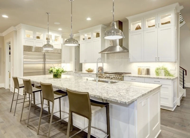 Białe meble kuchenne doskonale pasują do wnętrz w każdym stylu