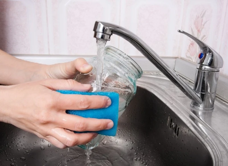 Wcale nie trzeba myć pojemników przed ich wyrzuceniem, wystarczy je tylko opróżnić