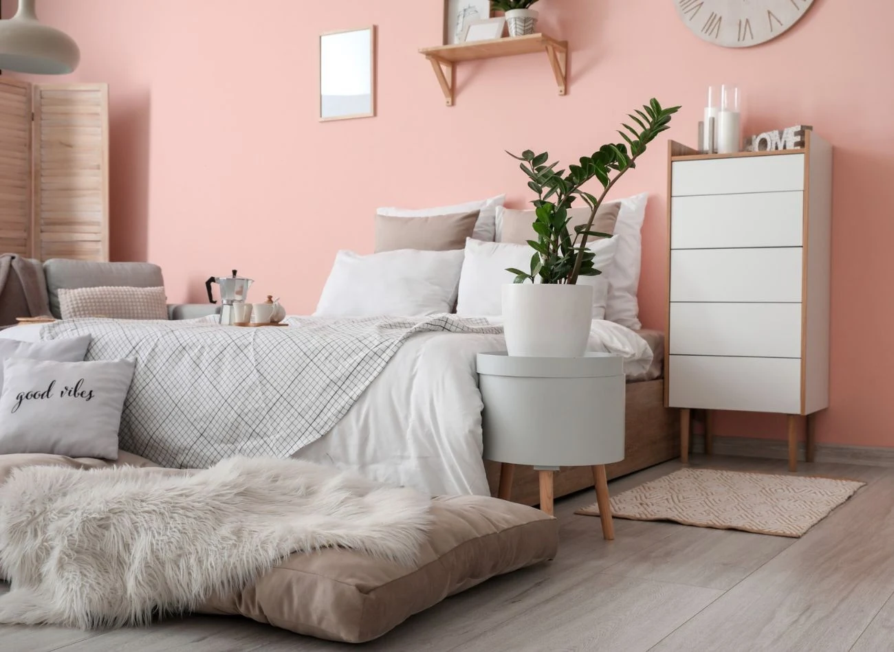 Wbrew pozorom brudny róż to elegancki i spokojny kolor do sypialni