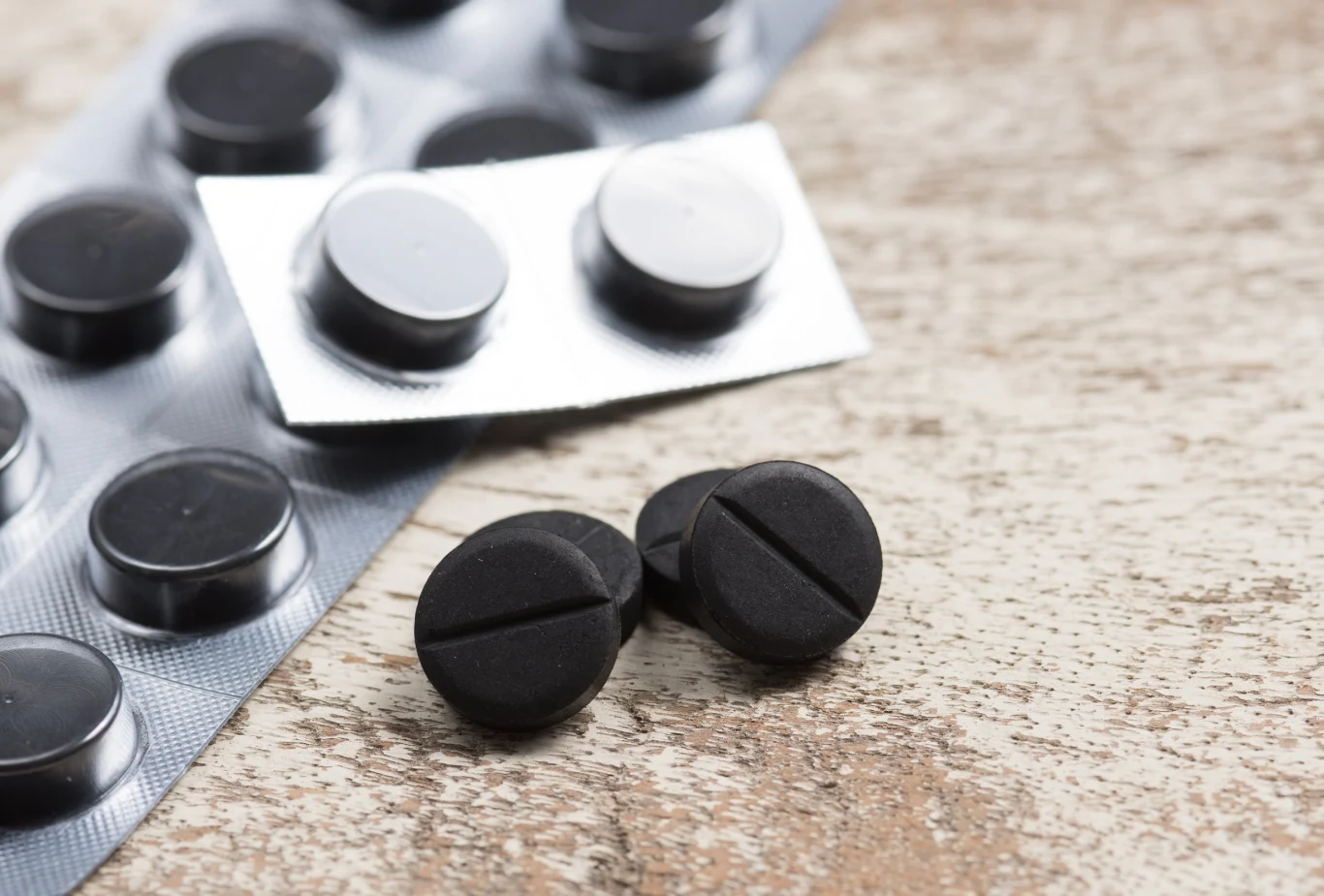 Produkcja węgla aktywnego jest stosunkowo tania, a więc produkty go zawierające są przystępne cenowo