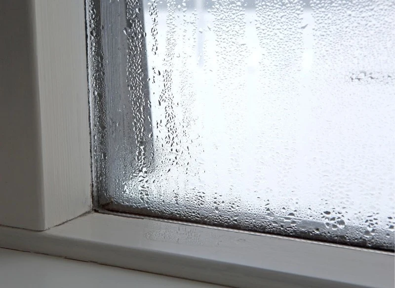Parowanie okien w zimie jest zjawiskiem naturalnym