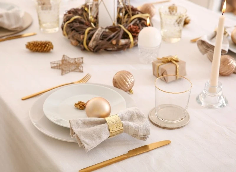 Dodatkowe nakrycie przy wigilijnym stole jest symbolicznym miejscem dla wędrowca lub potrzebującej, samotnej osoby