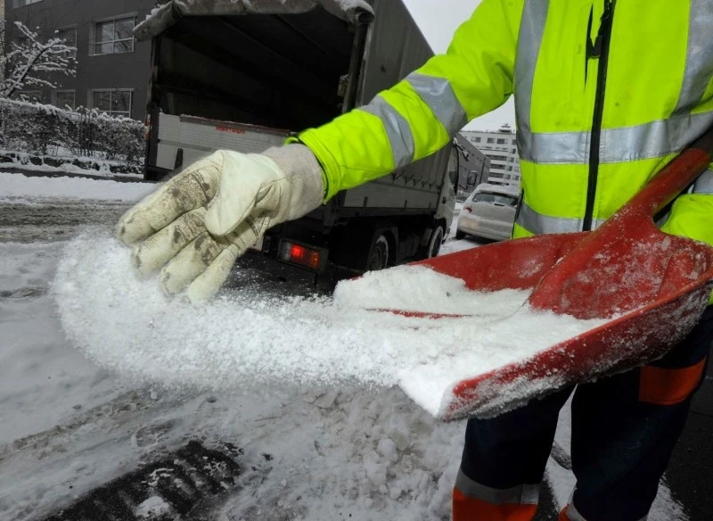 Sól drogowa szybko rozpuszcza lód i śnieg